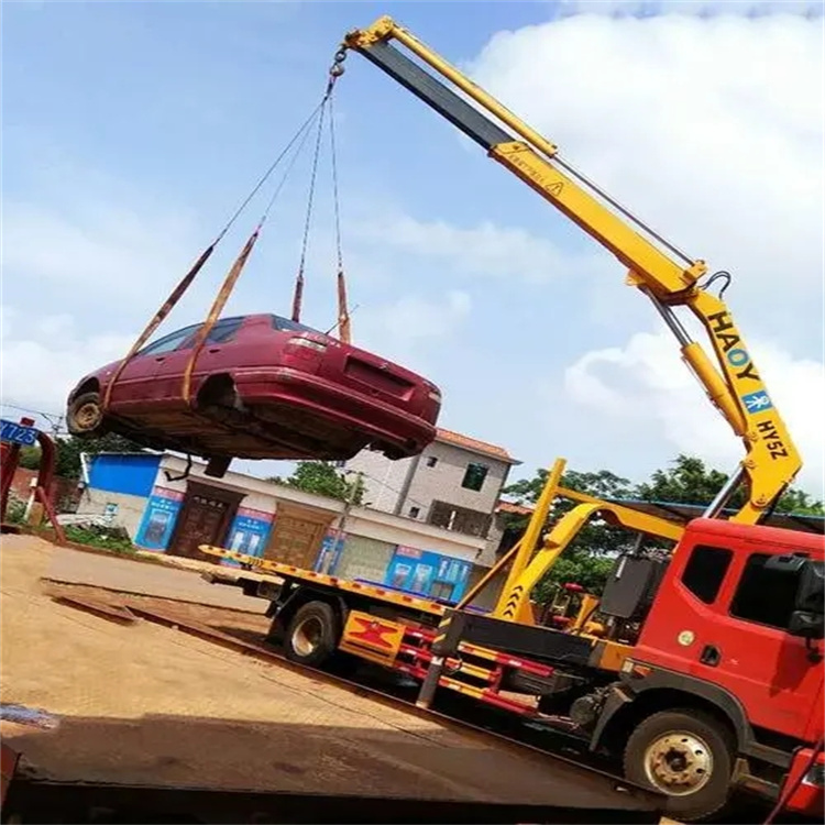 乌烈镇吊车吊汽车的正确方法